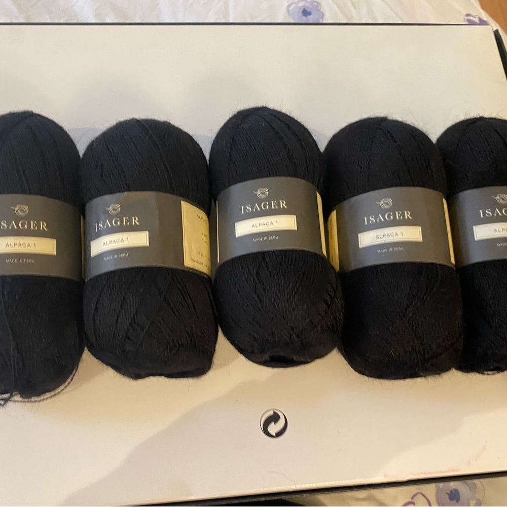 Isager alpaca yarn made in Peru, black.Each one is 50g-400m. Total are 5(250g)